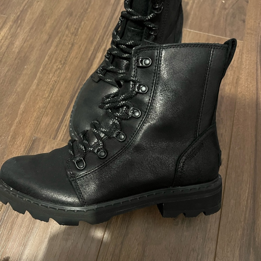 Like new SOREL waterproof snow/rain boot. Size 8